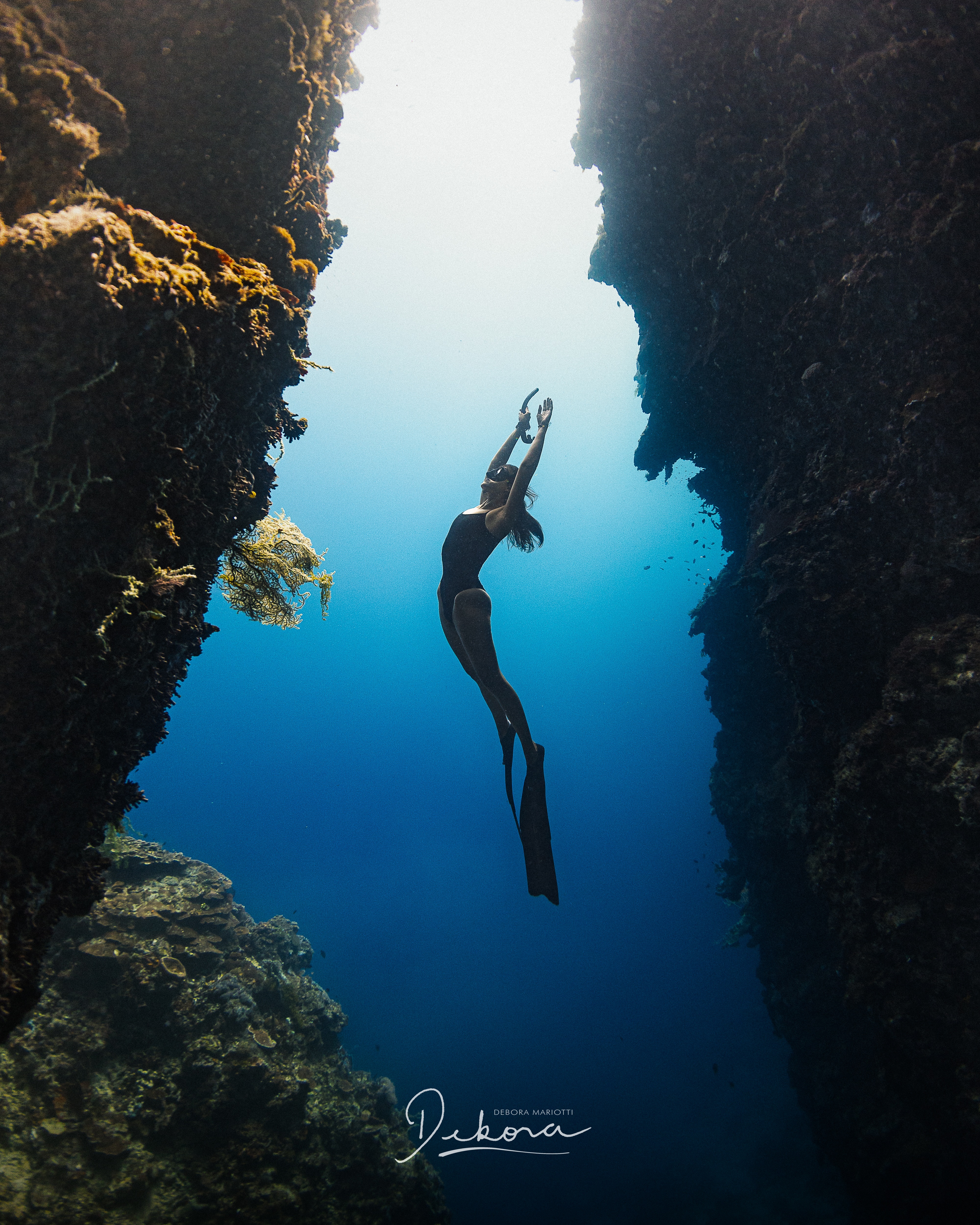 Tanec pod vodou — freediver mezi korálovými útesy