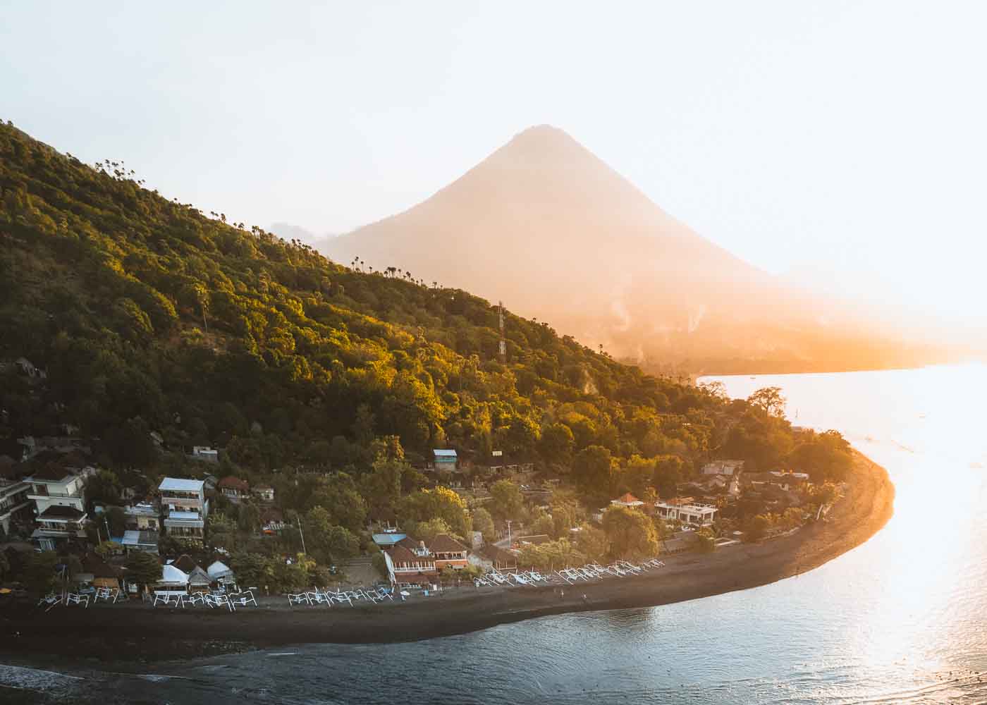 Amed při západu slunce, Bali